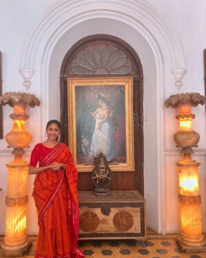 Archana Jois Instagram - 1. My first sadya 
2. Shedding old skin, making way for new growth..
3. At Kowdiar palace clicked by Prince Aditya Varma himself! 😬🤩
4. New skincare routine 
5. !!🙏🏻
6. Some forearm strengthening (kill me already 🥵)
7. Feeling light & bright! - much needed massage. 
8. Some more grinding 
9 & 10. Clips from first visit!