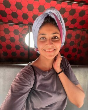 Archana Jois Instagram - 1. My first sadya 
2. Shedding old skin, making way for new growth..
3. At Kowdiar palace clicked by Prince Aditya Varma himself! 😬🤩
4. New skincare routine 
5. !!🙏🏻
6. Some forearm strengthening (kill me already 🥵)
7. Feeling light & bright! - much needed massage. 
8. Some more grinding 
9 & 10. Clips from first visit!