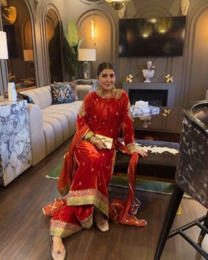 Areeba Habib Instagram - ☄️🔥💥🥂
👗: @aghanoorofficial 
💍: @kohar_jewel