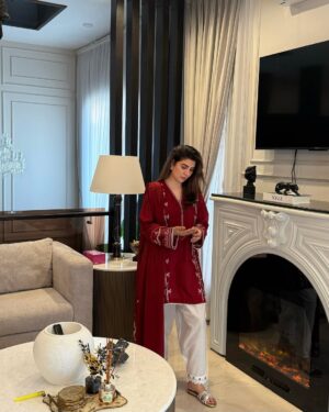 Areeba Habib Instagram - 🍒 
@zarashahjahanofficial 
@miaasa_shoes 
@noho.official