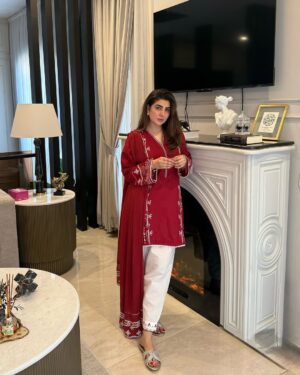 Areeba Habib Instagram - 🍒 
@zarashahjahanofficial 
@miaasa_shoes 
@noho.official
