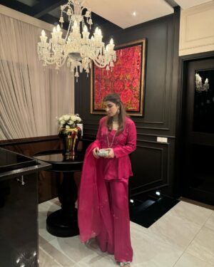 Areeba Habib Instagram - My favourite 🥀
@lulusaronline 
@kohar_jewel