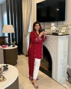 Areeba Habib Instagram - 🍒 
@zarashahjahanofficial 
@miaasa_shoes 
@noho.official