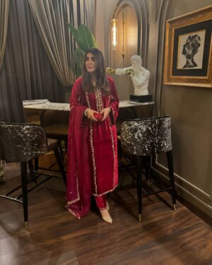 Areeba Habib Instagram - What a night.🫀
@iamwaleednadeem 💋
👗: @aghanoorofficial 
💍: @kohar_jewel