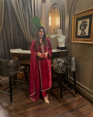 Areeba Habib Instagram - What a night.🫀
@iamwaleednadeem 💋
👗: @aghanoorofficial 
💍: @kohar_jewel