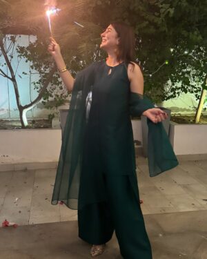 Areeba Habib Instagram - Lights & Joy.🪔✨💋
Wearing: @aimensahibzada
