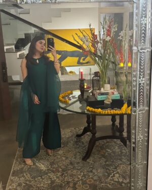 Areeba Habib Instagram - Lights & Joy.🪔✨💋
Wearing: @aimensahibzada