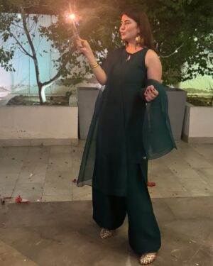 Areeba Habib Instagram - Lights & Joy.🪔✨💋
Wearing: @aimensahibzada