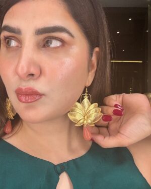 Areeba Habib Instagram - Lights & Joy.🪔✨💋
Wearing: @aimensahibzada