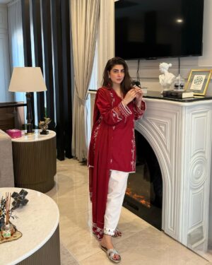 Areeba Habib Instagram - 🍒 
@zarashahjahanofficial 
@miaasa_shoes 
@noho.official