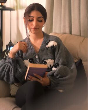Areej Chaudhary Instagram - Me Time 🫠

Already in Love with this cozy handcrafted Grey Cardigan by @onsyaofficial

📷 @thepostguy._