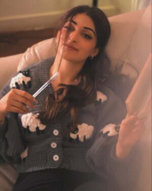 Areej Chaudhary Instagram - Me Time 🫠

Already in Love with this cozy handcrafted Grey Cardigan by @onsyaofficial

📷 @thepostguy._