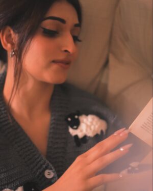 Areej Chaudhary Instagram - Me Time 🫠

Already in Love with this cozy handcrafted Grey Cardigan by @onsyaofficial

📷 @thepostguy._