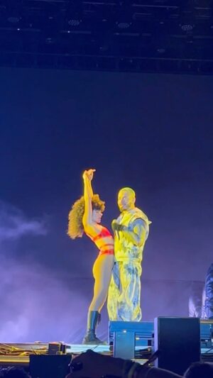 Ariadna Hafez Navarro Instagram - J Balvin Tour 2023 !! 
@jbalvin siempre En Alta 🥷🏼🔥 
Lo admito.. llevo semanas viviendo en una nube, lo extremadamente agradecida que estoy por esta oportunidad.. Viviendo mi mayor sueño. Pelos de punta en cada concierto 💫🥷🏼
@jaquelknight & @dancin_darina can’t be thankful enough 🥹🙏🏼
