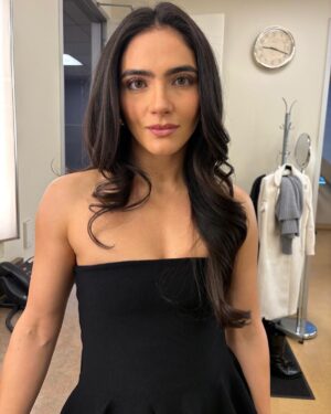 Arienne Mandi Instagram - Hot lights, sweaty palms, good chats, lots of gloss. 
Thanks for having me @kcalnews 

🧷 @styledbyaliya 
💄 @jenichua 
🪮 @mashyourhair 
PR @hosseinirae  @prmachinellc