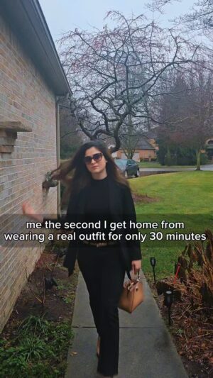 Arij Fatyma Instagram - After a long day of pretending to be a functional adult in real clothes, there's nothing better than that glorious moment when I get home 😂 What’s your ultimate post-outfit switch-up?

#ohioinfluencer 
#michiganinfluencer 
#musliminfluencer