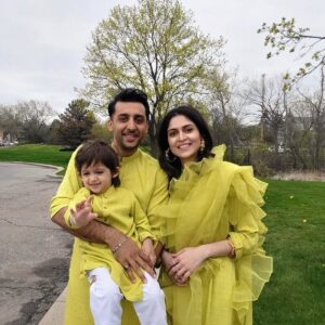 Arij Fatyma Instagram - Eid 2022 MashAllah 🧿 
Tahweed Mosque #farmingtonhills

Never knew one day I would be watching some horse riding at a carnival for Eid 😅

Matching outfits by @byrahmakhan 

Please also note Isa's love for chickens 🐥🐔🐣