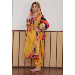 Arij Fatyma Instagram - So many messages asking me to up upload the full picture of my dress - so here we go! Lol, after wearing this I learned that some people call this PUTTA PATI instead of CHATTA PATI. 
Always wanted to wear yellow on my mehendi! Going through my album I actually came across another picture.. much more important one which I will upload tom IA. 💫