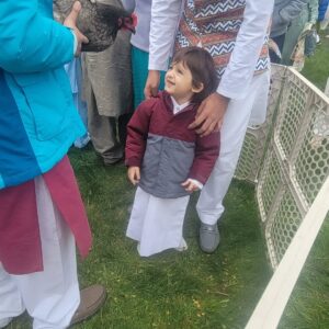Arij Fatyma Instagram - Eid 2022 MashAllah 🧿 
Tahweed Mosque #farmingtonhills

Never knew one day I would be watching some horse riding at a carnival for Eid 😅

Matching outfits by @byrahmakhan 

Please also note Isa's love for chickens 🐥🐔🐣