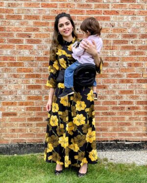 Arij Fatyma Instagram - After what seems like forever, i can FINALLY hold my child effortless and with less pain in my arms!! Thanks to @tushbabyshop !! A lot easier than baby carriers and can hold up to ~45 lbs. Loving it more because it has a bottle holder and pockets! Can hold your child with 4 different positions and its extremely easy to clean. Simple wipe!

 I finally graduated to a tote diaper bag as well! Will share soon inshAllah ♥️

Available at @target @crateandbarrel  @amazon @walmart and @buybuybaby