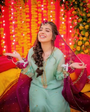Arisha Razi Instagram - Arisha ki Dholki💛🧡🌻🌼

📸 @abdulsamadzia 
💄@rabiaanumsalon
👗@aghanoorofficial

#Arisharazikhan #actress #Dholki #Arishagotdullah #weddingseason