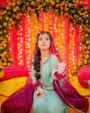 Arisha Razi Instagram - Arisha ki Dholki💛🧡🌻🌼

📸 @abdulsamadzia 
💄@rabiaanumsalon
👗@aghanoorofficial

#Arisharazikhan #actress #Dholki #Arishagotdullah #weddingseason