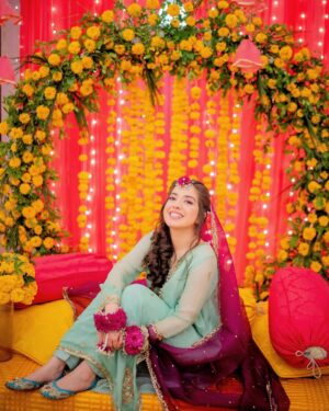 Arisha Razi Instagram - Arisha ki Dholki💛🧡🌻🌼

📸 @abdulsamadzia 
💄@rabiaanumsalon
👗@aghanoorofficial

#Arisharazikhan #actress #Dholki #Arishagotdullah #weddingseason