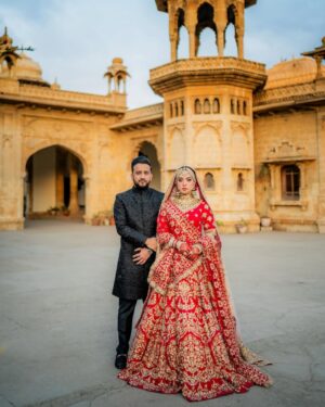 Arisha Razi Instagram - Cheers to being Nikkafied for 3 Long Years and now finally getting married - Long distance relationships are just a test to see how far LOVE CAN TRAVEL!💫
After unlimited fights and countless blocks, we finally MADE IT!💫
@a.farrukh1 

Mua @alluresalonspaofficial 
Outfit @alixeeshantheaterstudio 
Jewellery @opalbymadihaihsan 
Styled by @hassanabdullahofficial 
Photography @abdulsamadzia 
Abdullah’s styling @thetriosalon_phase8 
Abdullah’s Outfit @humayunalamgirofficial 

#arisharazikhan #arishagotdullah #weddingbells #shendi #shadi #mehndi #trending #viral