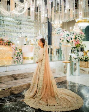 Arisha Razi Instagram - Finale ✨
@a.farrukh1 
.
.
Outfit @suffusebysanayasir 
MUA @sarasalonandspa_ 
Abdullah’s Styling @thetriosalon_phase8 
Photographed by @abdulsamadzia 

#arisharazikhan #arishagotdullah #finale #weddingbells #walima #trending #walima