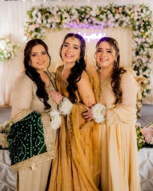 Arisha Razi Instagram - Arisha’s Dua e Khair 🤲🏻🤍
.
.
MUA @sarasalonandspa_ 
Outfit @aghanoorofficial 
Photographed @abdulsamadzia 

#arisharazikhan #arishagotdullah #sarahrazikhan #duaekhair #weddingbells