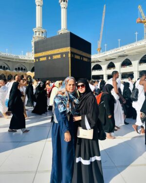 Arisha Razi Instagram - Umrah with my Jannat✨🤍