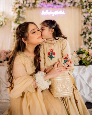 Arisha Razi Instagram - Arisha’s Dua e Khair 🤲🏻🤍
.
.
MUA @sarasalonandspa_ 
Outfit @aghanoorofficial 
Photographed @abdulsamadzia 

#arisharazikhan #arishagotdullah #sarahrazikhan #duaekhair #weddingbells