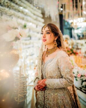 Arisha Razi Instagram - Finale ✨
@a.farrukh1 
.
.
Outfit @suffusebysanayasir 
MUA @sarasalonandspa_ 
Abdullah’s Styling @thetriosalon_phase8 
Photographed by @abdulsamadzia 

#arisharazikhan #arishagotdullah #finale #weddingbells #walima #trending #walima