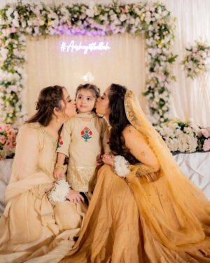 Arisha Razi Instagram - Arisha’s Dua e Khair 🤲🏻🤍
.
.
MUA @sarasalonandspa_ 
Outfit @aghanoorofficial 
Photographed @abdulsamadzia 

#arisharazikhan #arishagotdullah #sarahrazikhan #duaekhair #weddingbells