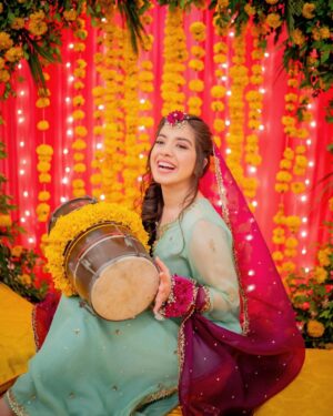 Arisha Razi Instagram - Arisha ki Dholki💛🧡🌻🌼

📸 @abdulsamadzia 
💄@rabiaanumsalon
👗@aghanoorofficial

#Arisharazikhan #actress #Dholki #Arishagotdullah #weddingseason
