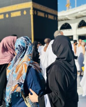 Arisha Razi Instagram - Umrah with my Jannat✨🤍