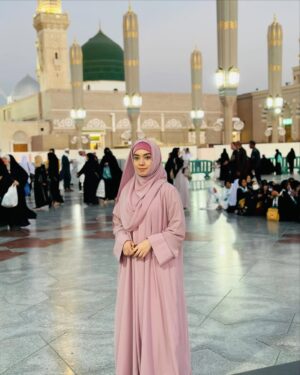 Arisha Razi Instagram - MADINA ✨
Abaya @rhkabayas 💕