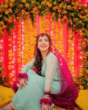 Arisha Razi Instagram - Arisha ki Dholki💛🧡🌻🌼

📸 @abdulsamadzia 
💄@rabiaanumsalon
👗@aghanoorofficial

#Arisharazikhan #actress #Dholki #Arishagotdullah #weddingseason