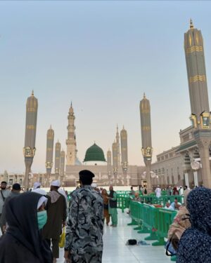 Arisha Razi Instagram - MADINA ✨
Abaya @rhkabayas 💕