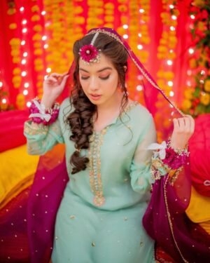 Arisha Razi Instagram - Arisha ki Dholki💛🧡🌻🌼

📸 @abdulsamadzia 
💄@rabiaanumsalon
👗@aghanoorofficial

#Arisharazikhan #actress #Dholki #Arishagotdullah #weddingseason