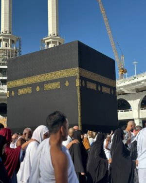 Arisha Razi Instagram - Allah huma Barik ✨🕋
We as husband and wife embarked on our first Umrah together accompanied by our respective families. Alhamdulillah feeling truly blessed. 🤍🤍
@a.farrukh1