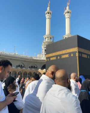 Arisha Razi Instagram - Allah huma Barik ✨🕋
We as husband and wife embarked on our first Umrah together accompanied by our respective families. Alhamdulillah feeling truly blessed. 🤍🤍
@a.farrukh1