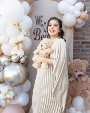 Arisha Razi Instagram - We can bearly wait! 🧸🤍
.
Had the most beautiful baby shower, filled with love, laughter, and so many special moments. Grateful for everyone who made this day unforgettable! 🤍

Cake @realrahatbakers 
Makeup @aiman.muah 
Hair @hairstyles_by_mirna 
Photographer @farzphotohtx
