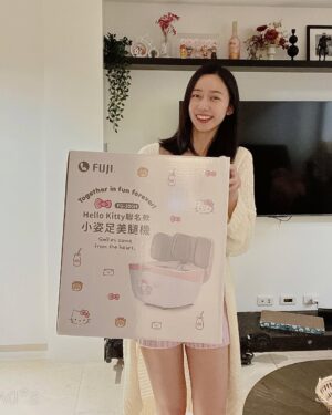 Arlena Chang Instagram - 收工回家收到一個令我非常快樂的包裹，好興奮啊🎉
FUJI 小姿足美腿機跟Hello Kitty聯名啦～
從看到包裝就開始尖叫，是Hello Kitty!!!
不管長再大都愛粉紅色的凱蒂貓💗
前陣子天氣變涼，腳特別容易冰冷
以前睡前都會泡腳，但每次裝水、清理真的好麻煩……
我發現這台 FUJI 小姿足的溫熱功能，完全可以取代泡腳！
按完整個身體都溫暖了起來
而且小腿氣壓力道很夠，有三段強度可以調整
我自己用最初階就完全夠用，按完小腿輕盈很多！
翻蓋設計也超滿意，不用的時候收起來
不怕小貓搞破壞，還能當漂亮的小椅凳
內層的布套還能拆洗，清潔方便，不用擔心沾滿貓毛
真的好愛，非常適合像我這樣常常穿高跟鞋的人～
有了它，晚上回家隨時可以放鬆一下，睡覺品質都變好了！❤
@fuji.massage 
#FUJI按摩椅 #小姿足 #美腿機 #footmassage #腿部按摩機 #ai按摩科技領導品牌