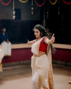 Arsha Baiju Instagram - ♥️🙏🏼

Watch full video.Link in my bio♥️

Stills from Marugelara Cover version by @sukta_music_band @sreeranjinikodampally 😊

Wonderful stills by @k_a_sreerag_ 😍

Beautiful kasavu saree from @byhand.in 
Makeup @santhosh.vks.makeupartist 
@dopsinto_pod @sreejithdancity @pradeepnairs @sreeranjinikodampally