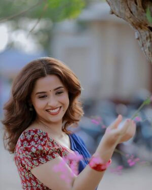 Arthana Binu Instagram - 💙

MUAH: @makeupandbeyond___ 
Photography: @mojo_click 
Costume: @mefab_designs