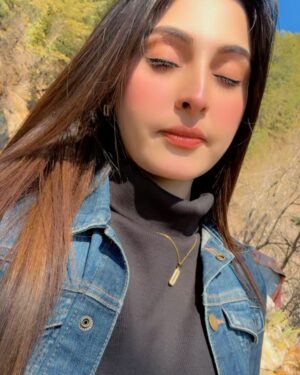 Aruba Mirza Instagram - “Adventure awaits where the mountains meet the sky.”😎❤️