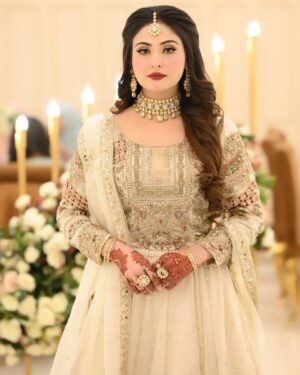Aruba Mirza Instagram - Shenanigans 🎊  Dress 👗 @asianbrides_by_haroon .Makeup by @ayeshassalonofficial  Jewellery by @moonzjewellers