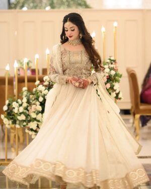 Aruba Mirza Instagram - Shenanigans 🎊  Dress 👗 @asianbrides_by_haroon .Makeup by @ayeshassalonofficial  Jewellery by @moonzjewellers
