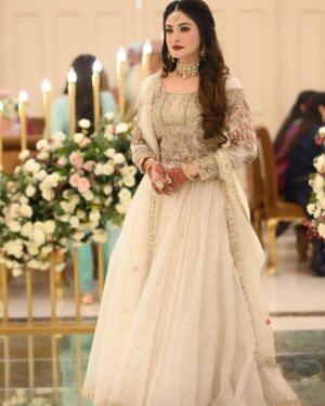 Aruba Mirza Instagram - Shenanigans 🎊  Dress 👗 @asianbrides_by_haroon .Makeup by @ayeshassalonofficial  Jewellery by @moonzjewellers